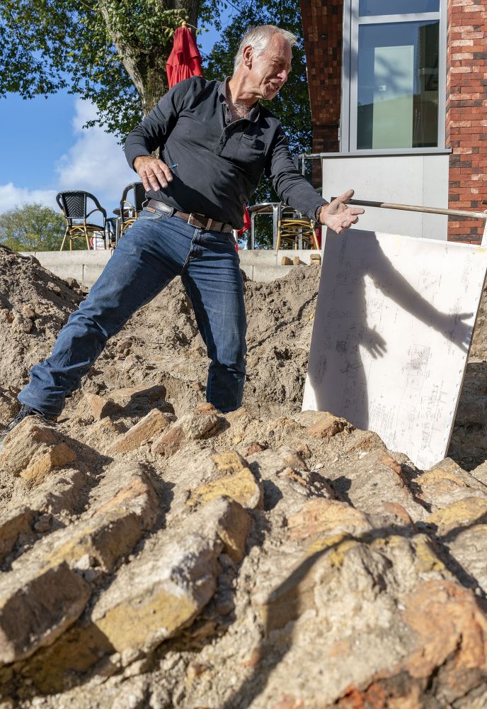 Peter Bitter legt het aangetroffene meteen vast op een groot bord