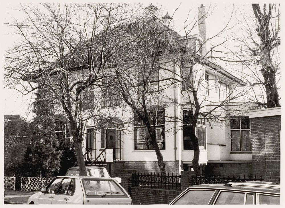 Het huizenblok gezien van de kant van de Emmastraat