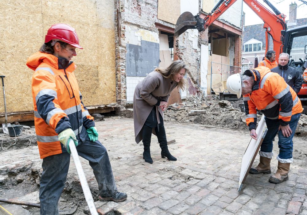 Burgemeester Anja Schouten bij opgraving Gulden Vlies