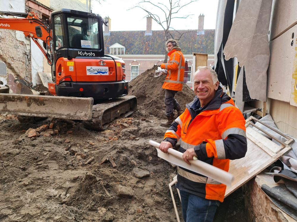 Peter Bitter rolt papier met informatie op