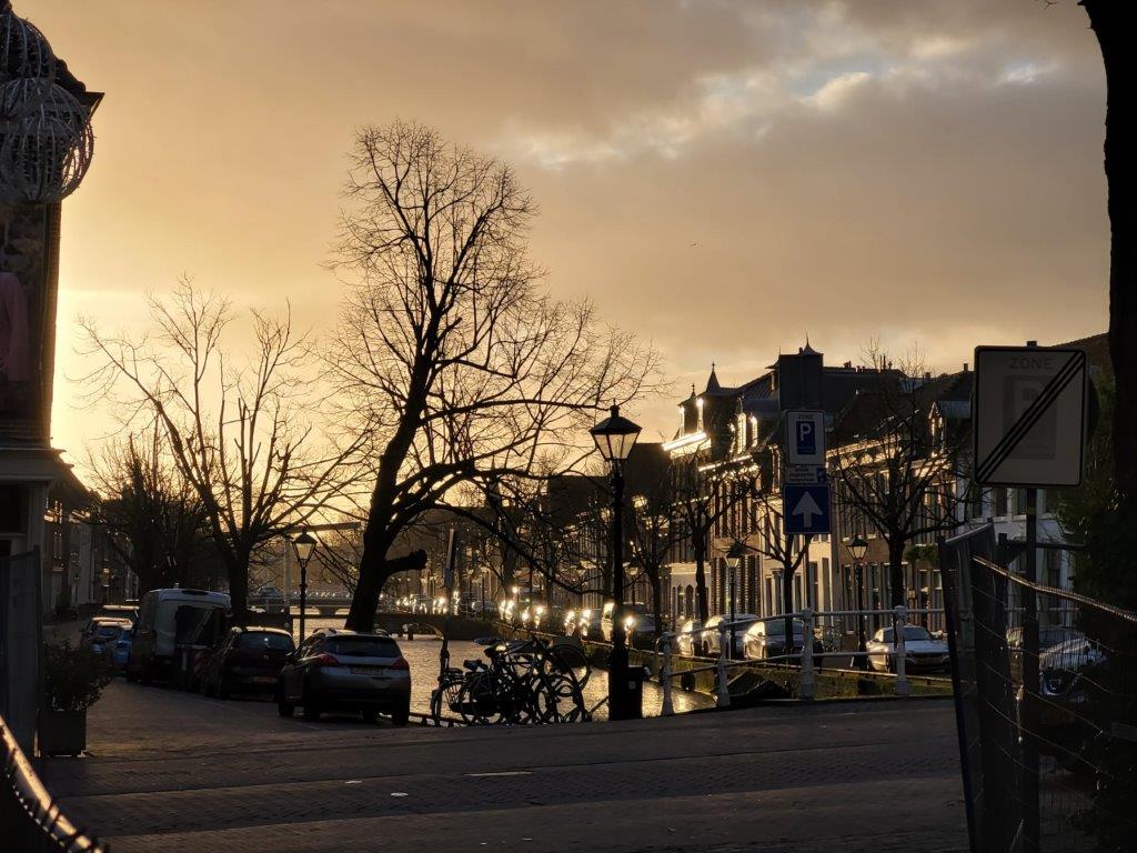 De avond valt over de gracht