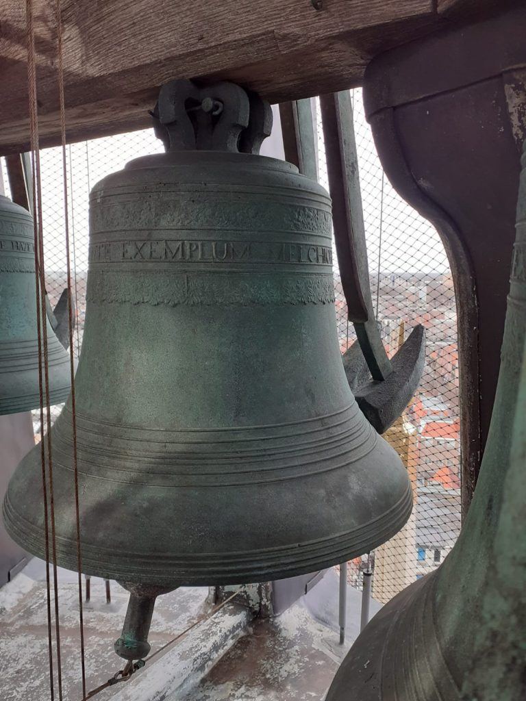 Klok met klokhamer in Waagtoren