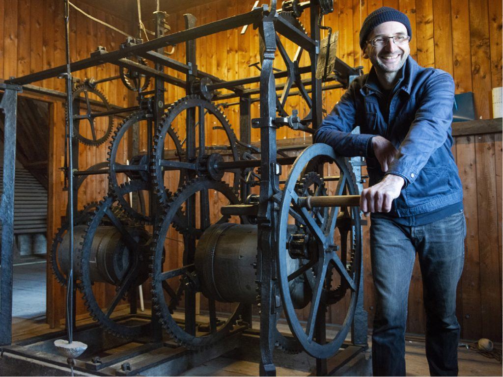 Stadsuurwerkmaker Boris Stiensma bij het carillon van de Kapelkerk.