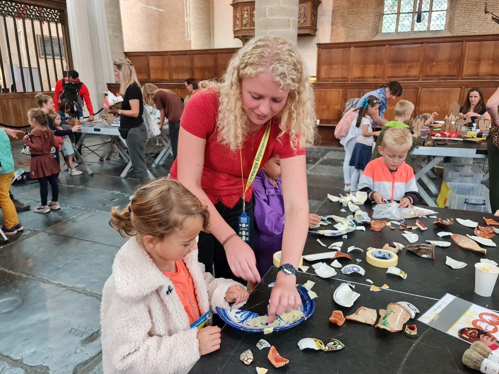 Eline Dekker bij de kinderactiviteiten in de Grote Kerk