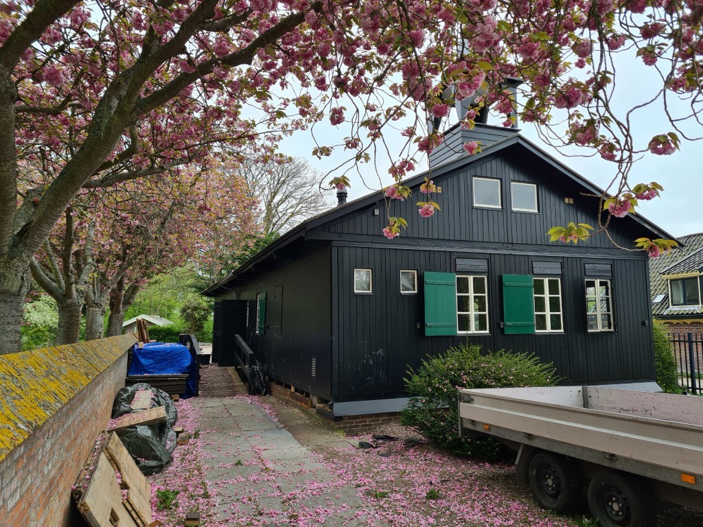 Het Houten kerkje vanuit het westen, met links de kerkhofmuur