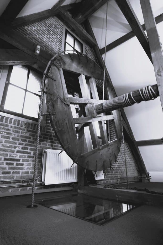 Pakhuis De Korenschoof kerssens | de ruiter Architecten. Het hijsmechanisme van het pakhuis op de zolder.