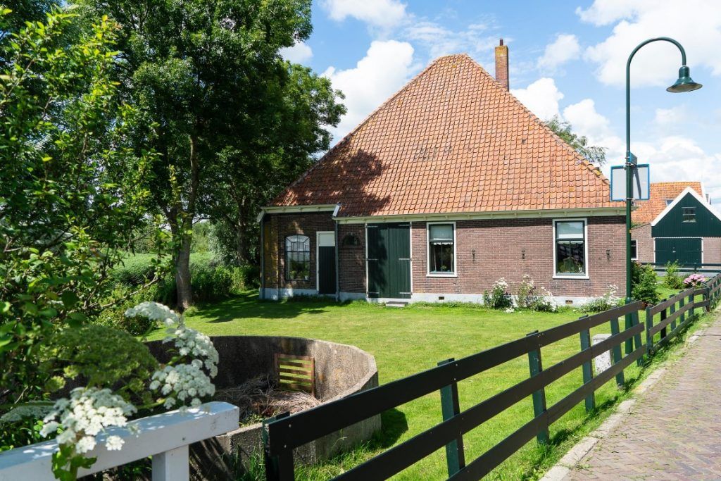 Noordeinde 1 met silo. Gemeentelijk monument uit 1910