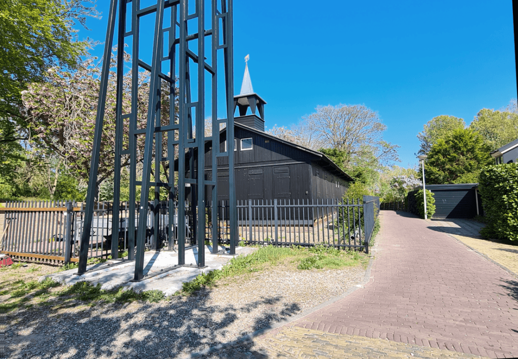 Het Houten kerkje vanuit het westen, met links de kerkhofmuur