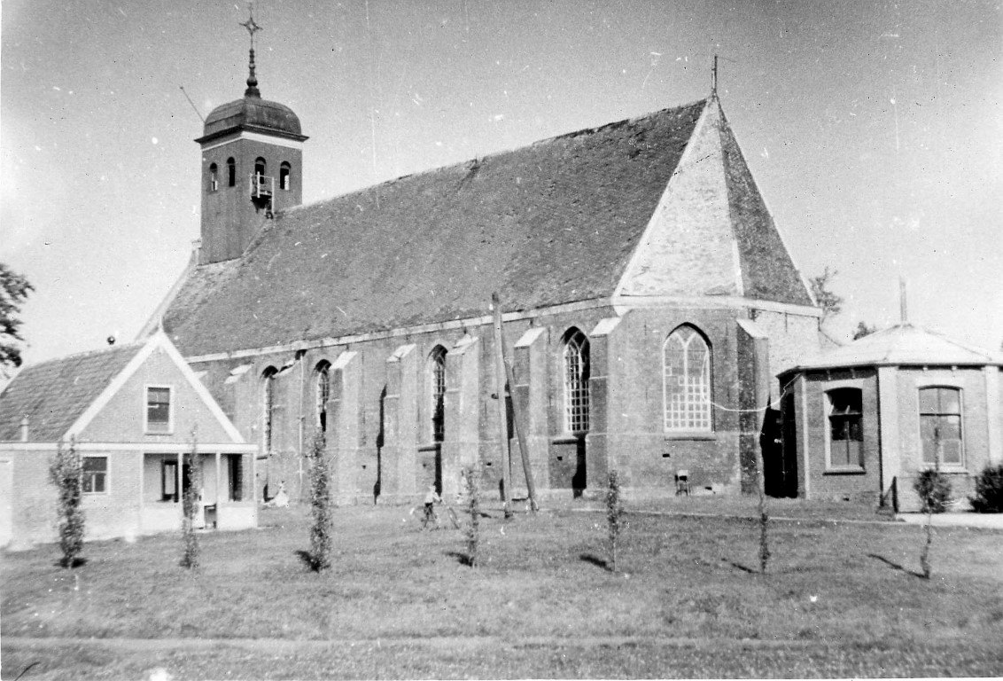 De kerk van Koedijk uit het zuiden met rechts de consistorie, onbekende fotograaf begin 20ste eeuw (collectie Historische Vereniging Koedijk)