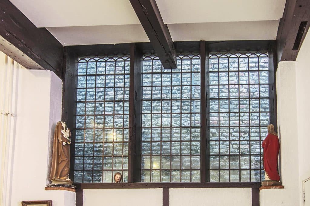Woonhuis 'Huis met de Kogel door de kerk'. Glas in loodramen.