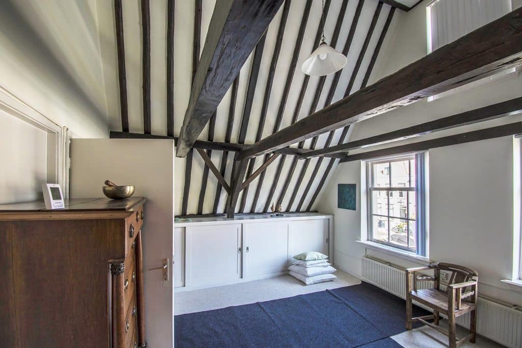 Woonhuis 'Huis met de Kogel door de kerk'. Zolderverdieping met balken.