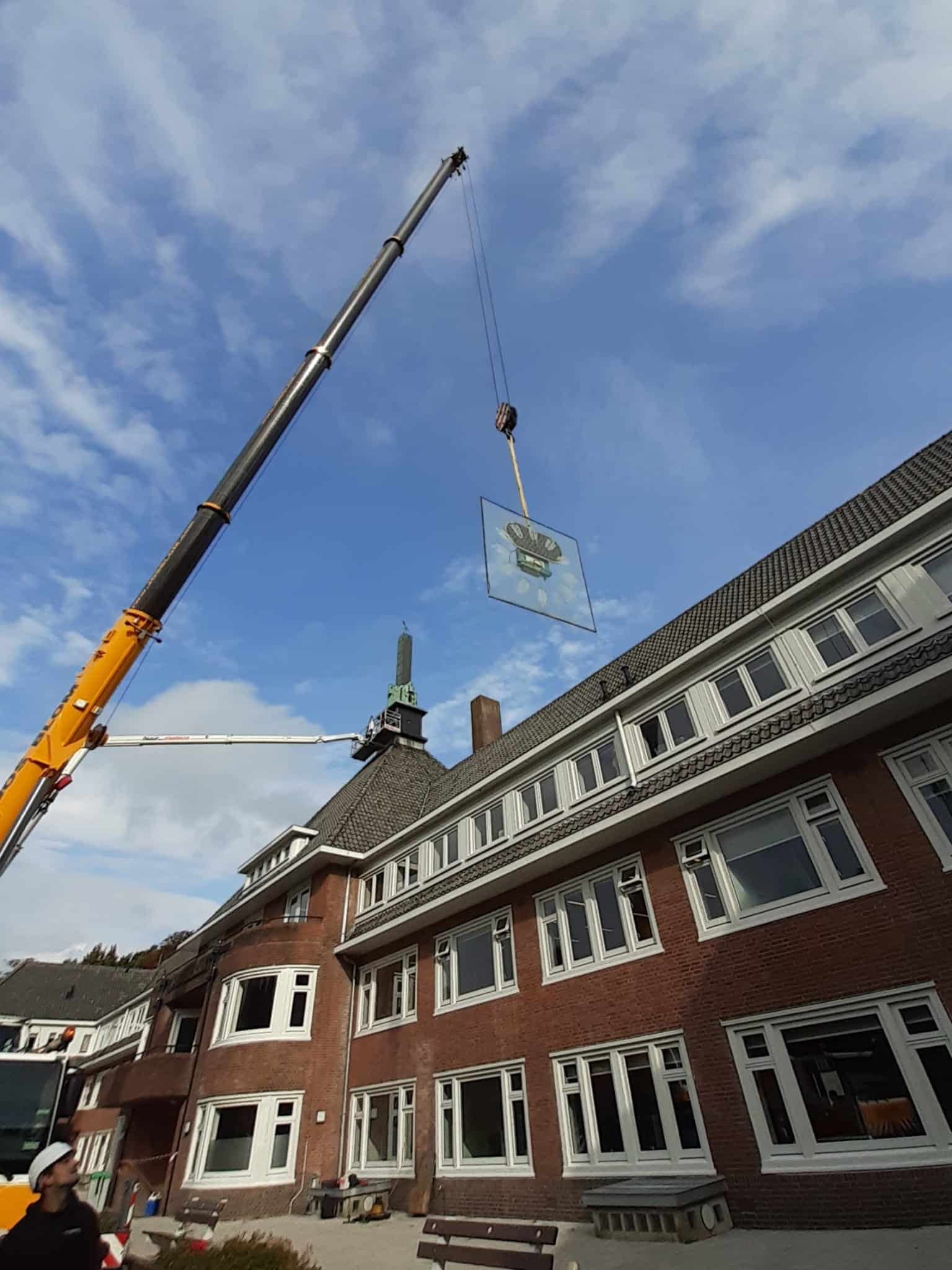 De glazen wijzerplaat met de lucht als decor