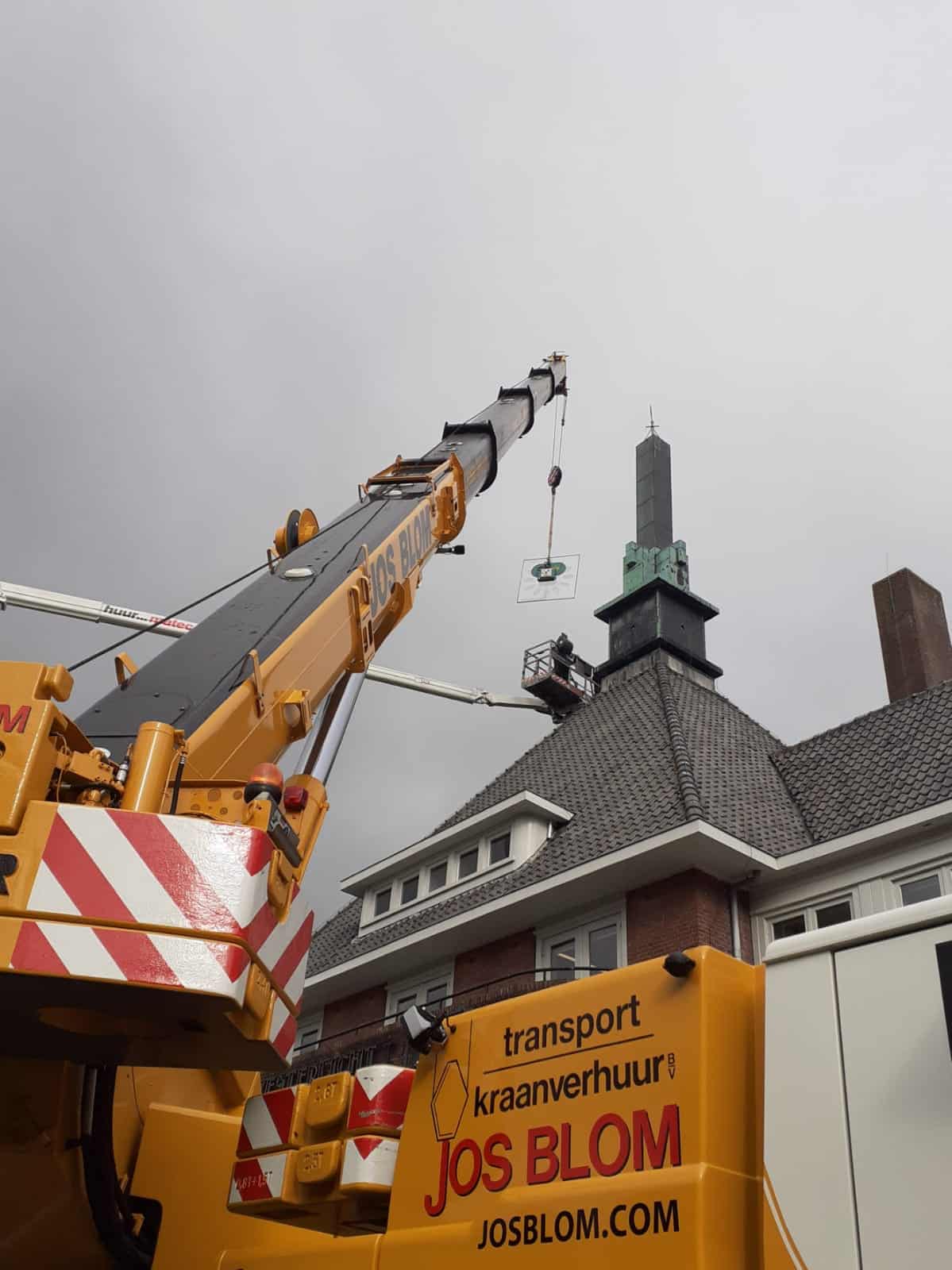 De wijzerplaten van 1,60 x 1,60 meter worden één voor één naar beneden gehaald met behulp van een kraanwagen