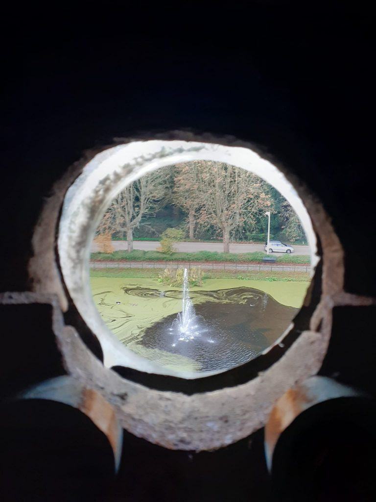 Een doorkijkje naar buiten vanuit de torenklok