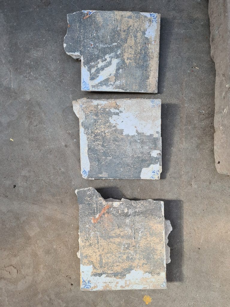 P6-7 Stolpopgraving tegels uit puin bij haardplaats met verflaag