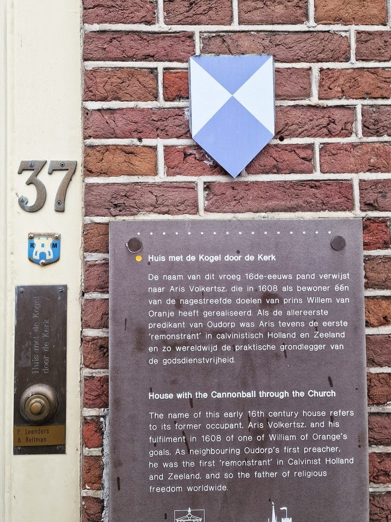 Alkmaars schildje Rijksmonument plus algemeen schildje rijksmonument