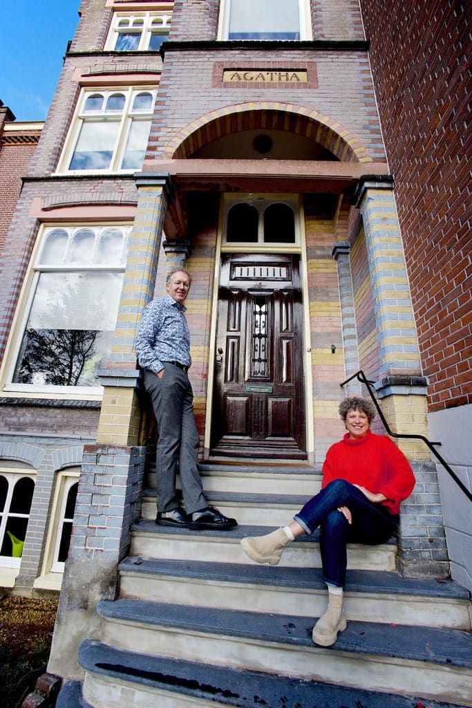 Metiusgracht 5 De bewoners, Charles en Lenda voor het pand.