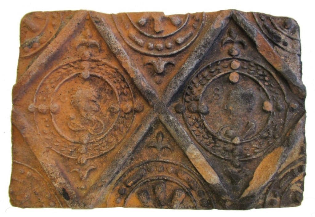 Een versierde 16e-eeuwse haardsteen, gevonden aan het Ritsevoort