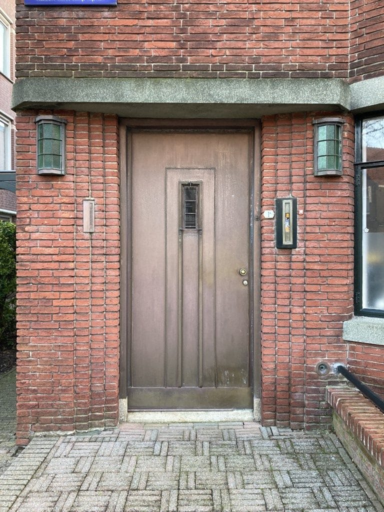 De bronzen voordeur aan de Steijnstraat 1