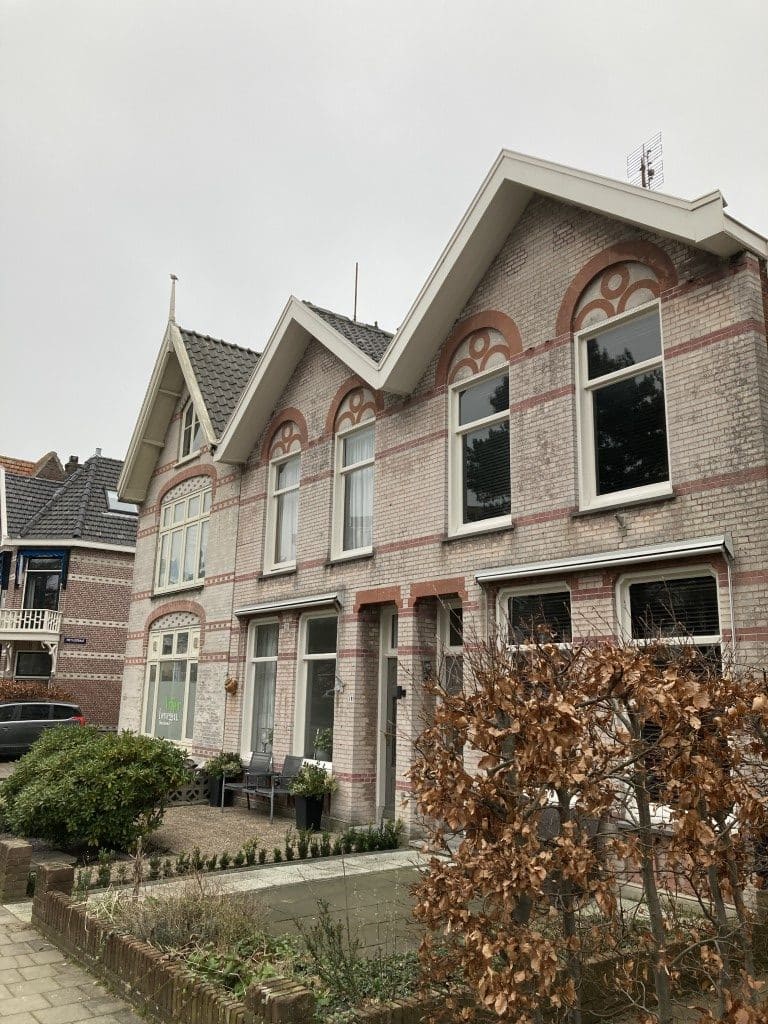 Het rijtje huizen aan de Metiusgracht waarvan het middelste een nokversiering heeft