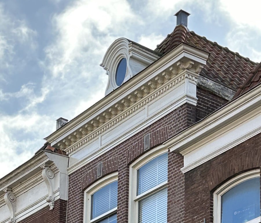 Het wit geschilderde zinken dakvenster van Langestraat 17