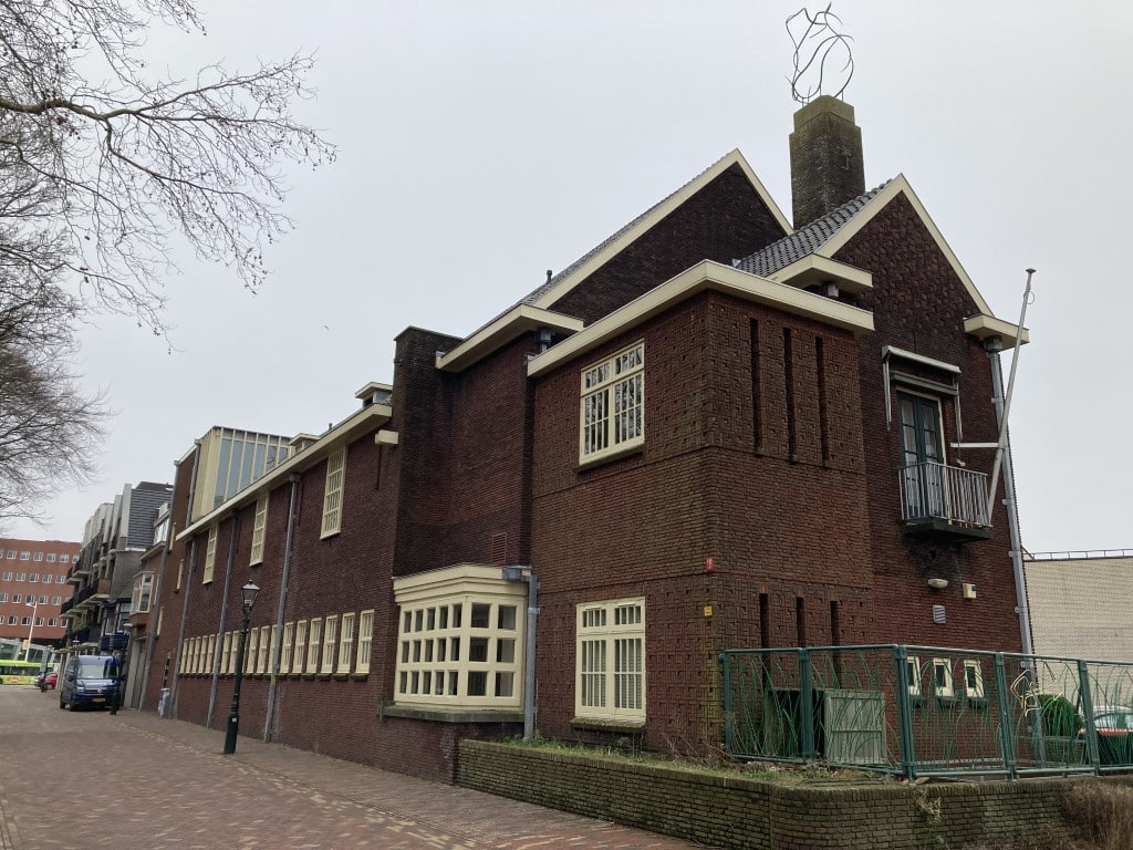 De voormalige school aan de Molenbuurt. Nu is hier het College hotel in gevestigd