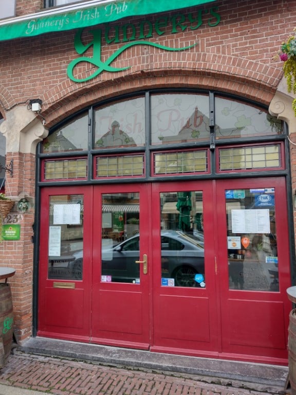 De gevel van Gunnery's Irish Pub met links één van de aapjes