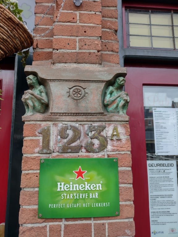 Twee aapjes in de gevel van Gunnery's Irish Pub aan het Verdronkenoord 123