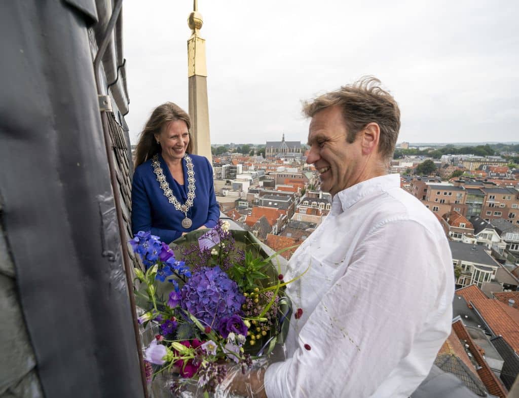 Christiaan Winter ontvangt bloemen van burgemeester Anja Schouten tijdens zijn 12.5-jarig jubileum als Stadsbeiaardier in september 2021