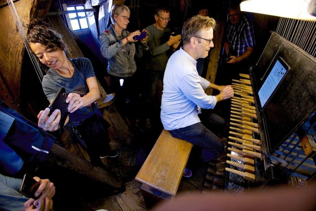 Christiaan Winter speelt op het carillon van de Waagtoren. (Open Monumentendag 2022, foto: Rob Verhagen)