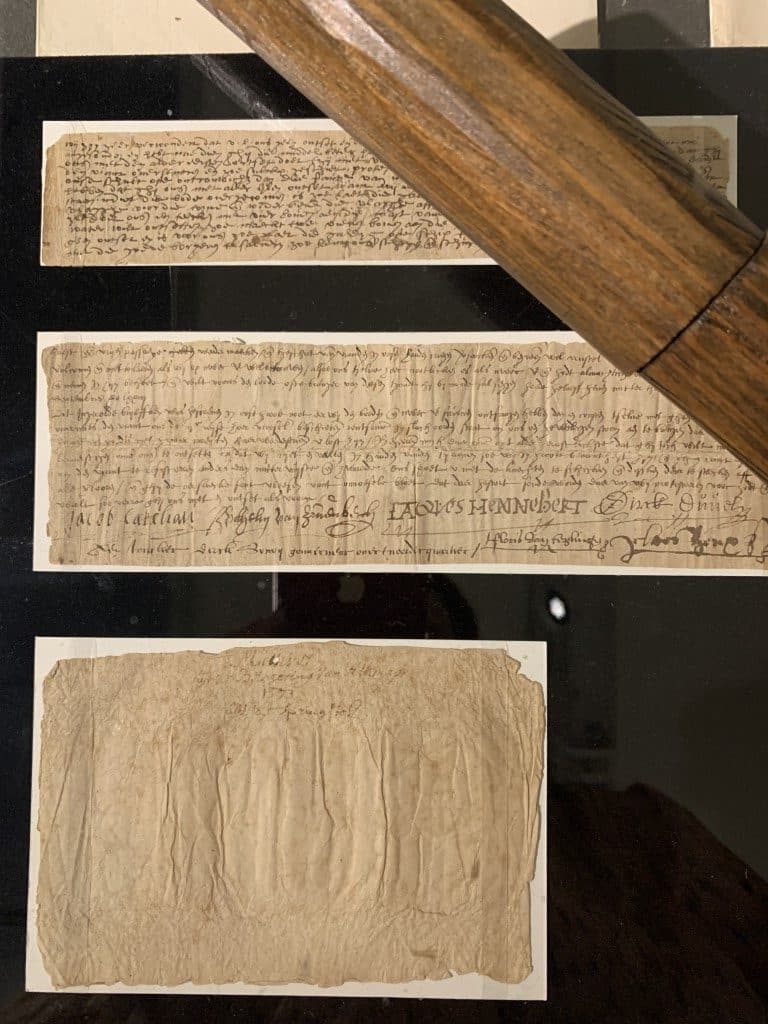 De teruggevonden polsstokbriefjes worden bewaard in Regionaal Archief Alkmaar