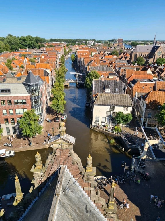 Ook de binnenstad van Alkmaar telt veel monumenten. Deze foto is genomen vanaf de Waagtoren, met zicht op de Oude Stad.