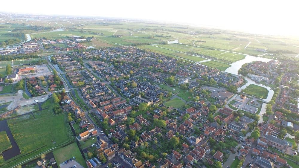 Luchtfoto van De Rijp, een dorp met veel monumenten