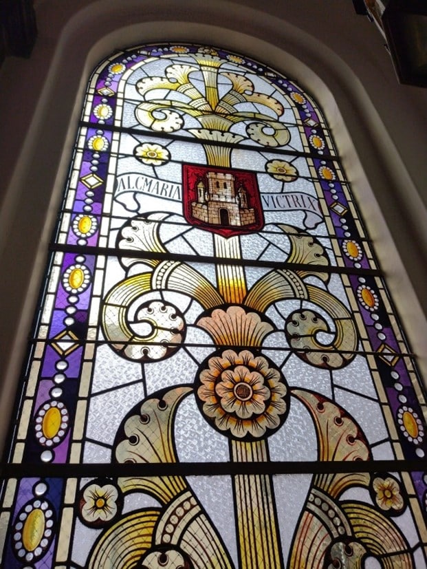 Glas-in-loodraam in het stadhuis met de tekst Alcmaria Victrix