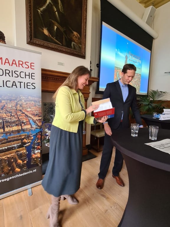 Schrijver Martin Deinum en burgemeester Anja Schouten en Schouten met het eerste exemplaar van het boek