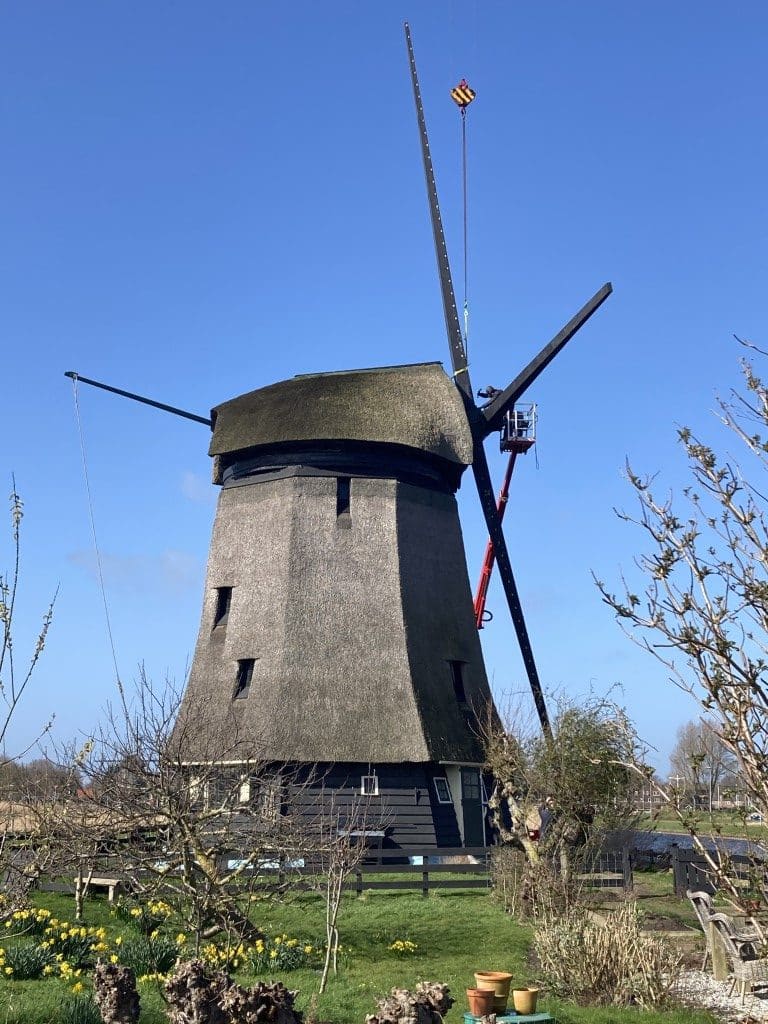 Strijkmolen B aan de Molenkade in Alkmaar tegen een helder blauwe lucht