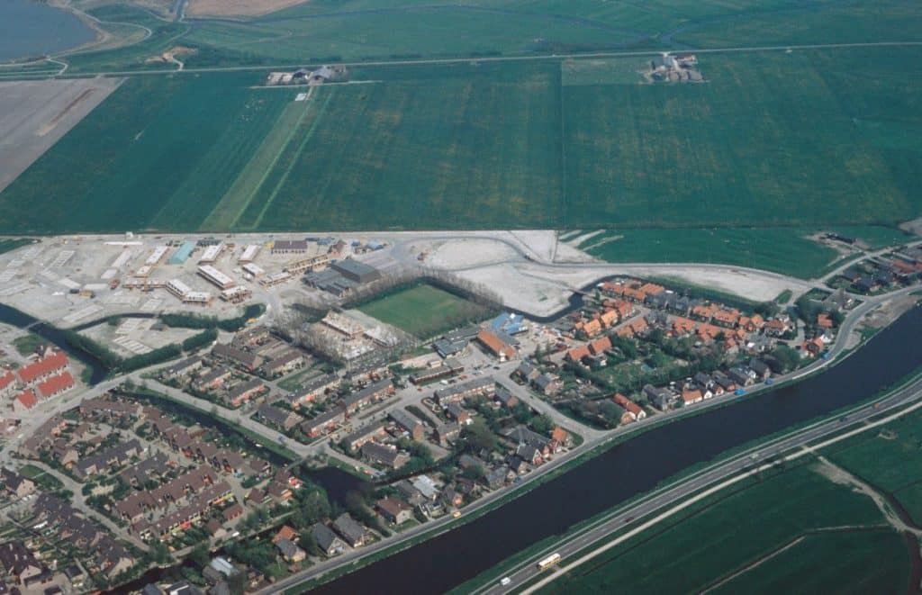 Luchtfoto uit 1984 met helemaal rechts (bij de bocht in de weg) Oostwijk