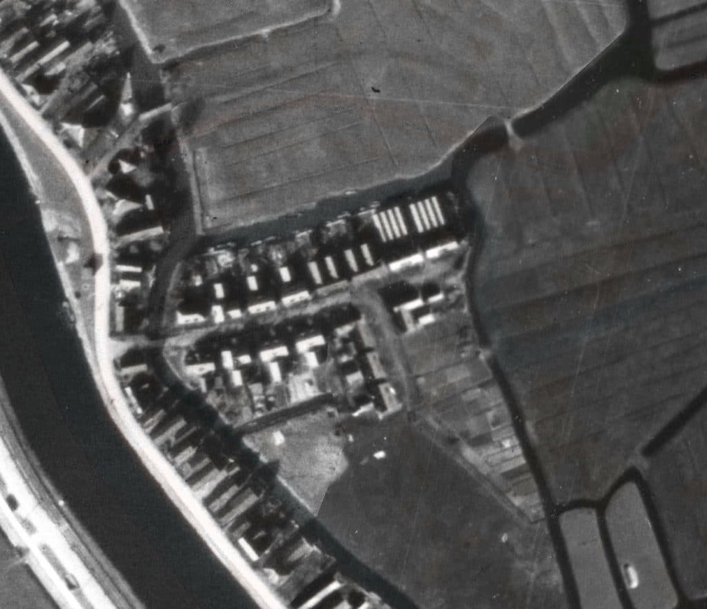 Luchtfoto uit 1943, toen Oostwijk nog de enige uitbreiding was van Koedijk