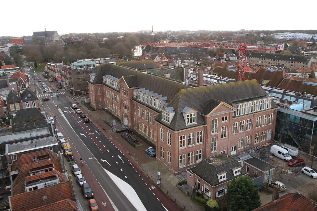 Voormalige Ambachtsschool. Zicht vanaf de watertoren. Foto M. Alphenaar 2012.