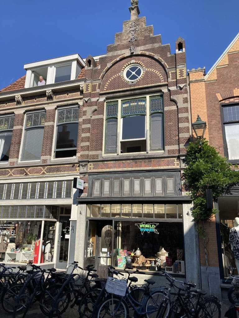 De Wereldwinkel aan het Ritsevoort 5 met de enige bronzen pui in Alkmaar