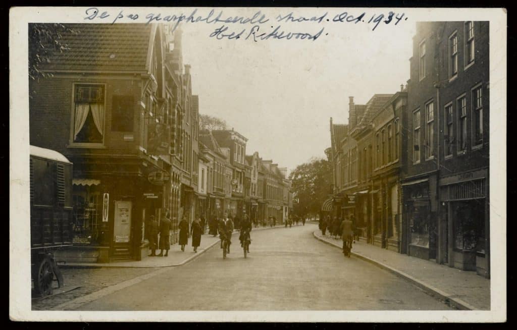 Het Ritsevoort in 1934. Bovenaan is met de hand geschreven dat de straat net geasfalteerd is (foto uit collectie Regionaal Archief Alkmaar)