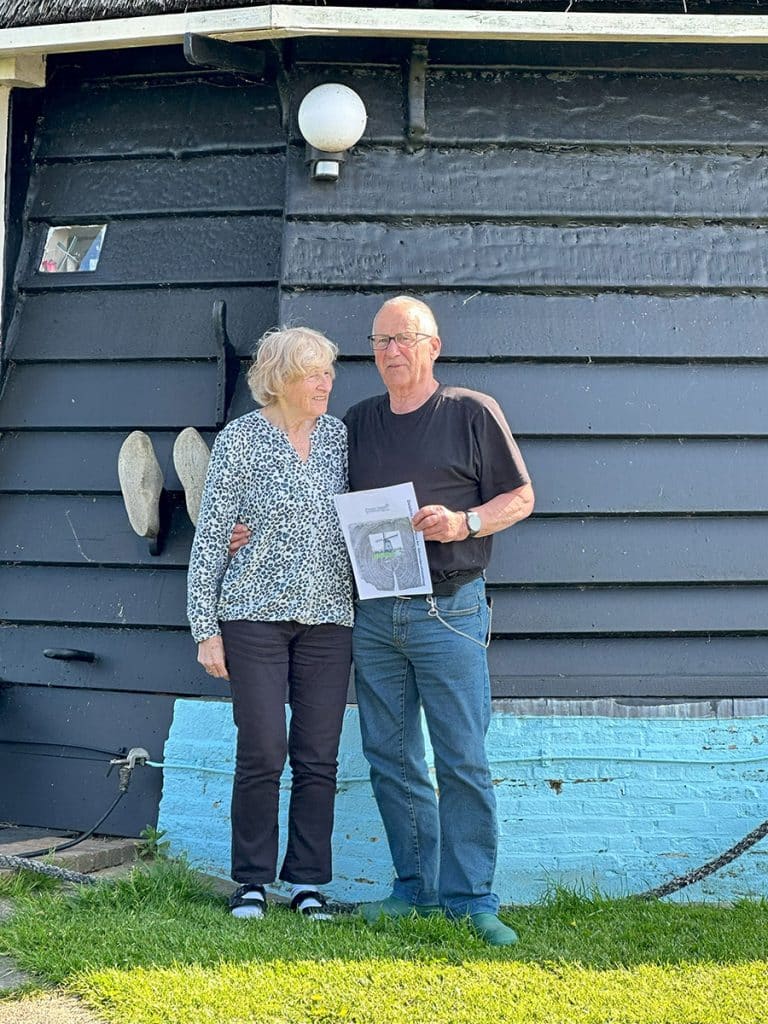 Arie Groot met zijn vrouw voor Molen B