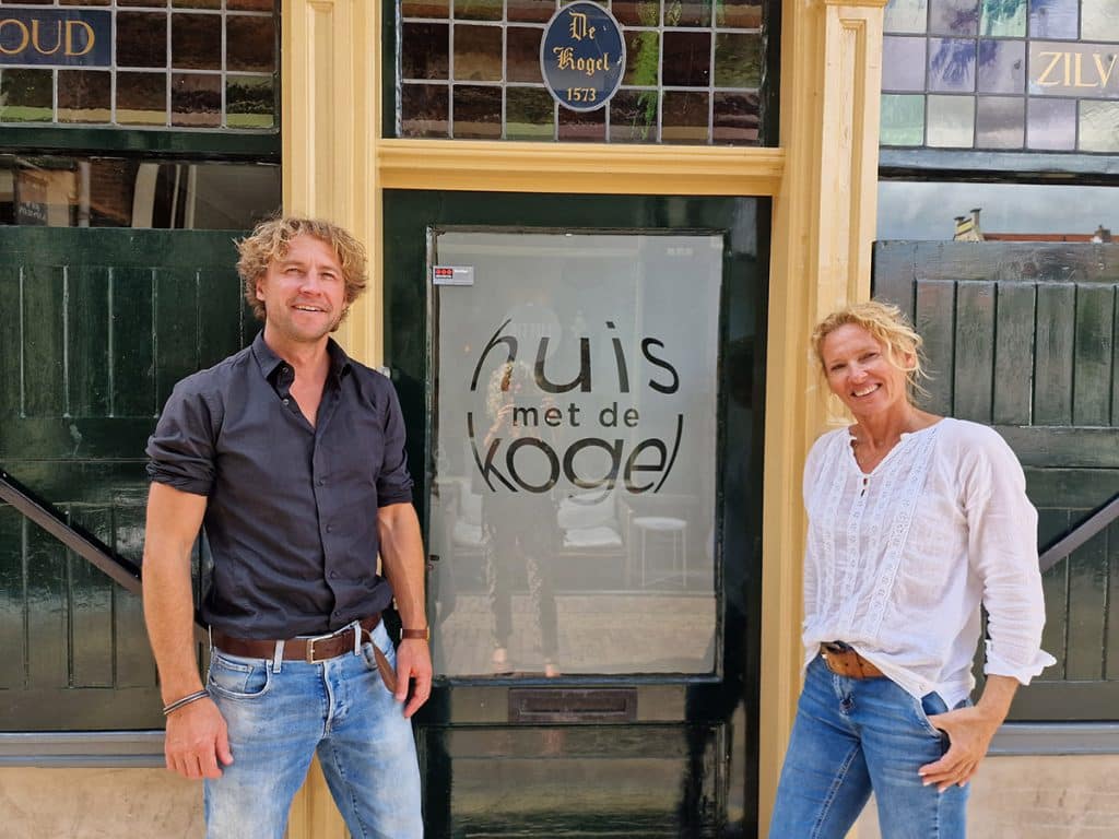 Hester en Geert voor het Huis met de Kogel