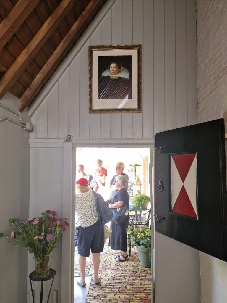 Hofje van Splinter, binnengalerij met het schilderij van Margaretha Splinter in 2023.
