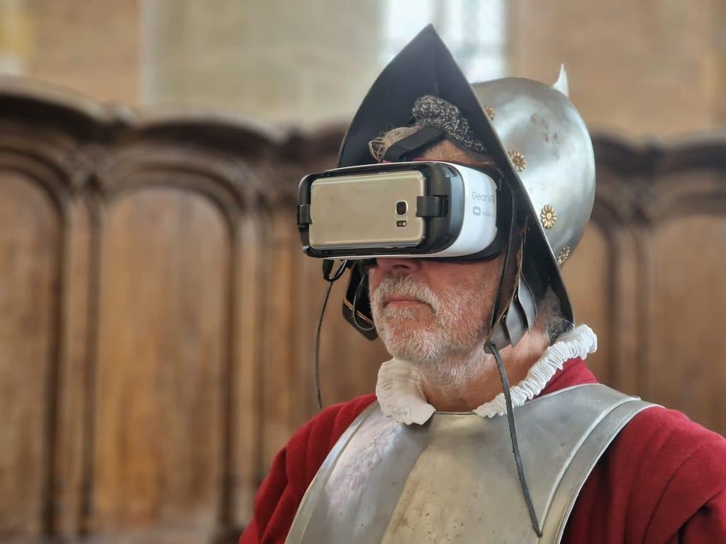 Spaanse Soldaat met VR bril in de Grote Sint laurenskerk