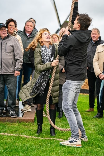 Wethouder Anjo van de Ven licht samen met de molenaar de vang van strijkmolen I