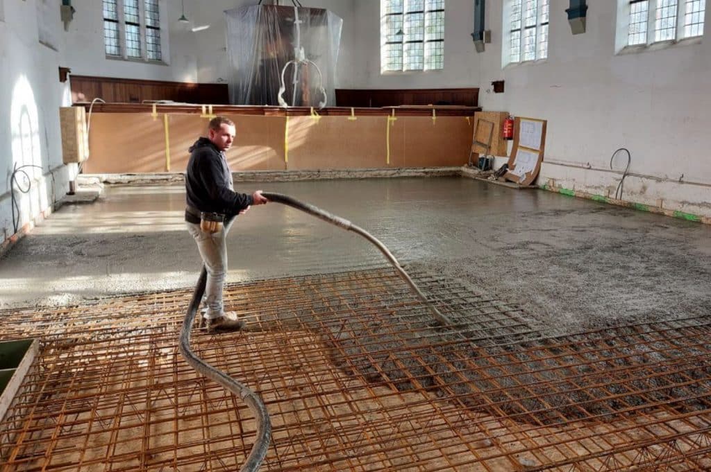tweede stort van de nieuwe vloer in de kerkzaal van de Dorpskerk Grootschermer