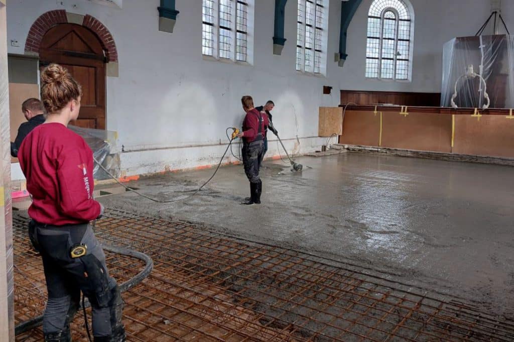 Tweede stort van de nieuwe vloer in de kerkzaal van de Dorpskerk Grootschermer