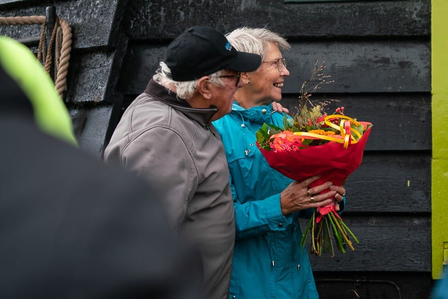 Bloemen voor Truus Vendel en Kees Oudes, de bewoners van strijkmolen I