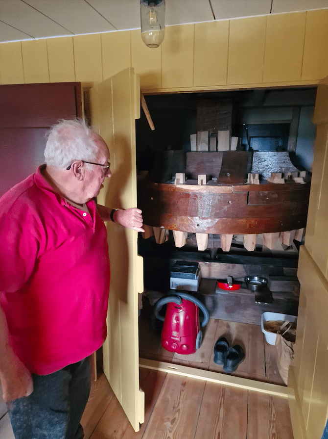 Strijkmolen I Kees opent de kast naar het draairad